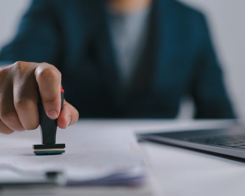 ¿Qué sucede si se deniega su caso de ajuste de estatus?