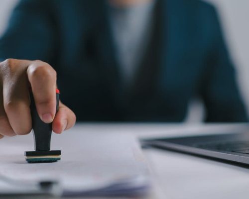¿Qué sucede si se deniega su caso de ajuste de estatus?